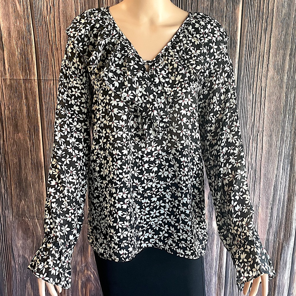 Harlow size Large vintage black and white floral ruffle button down top